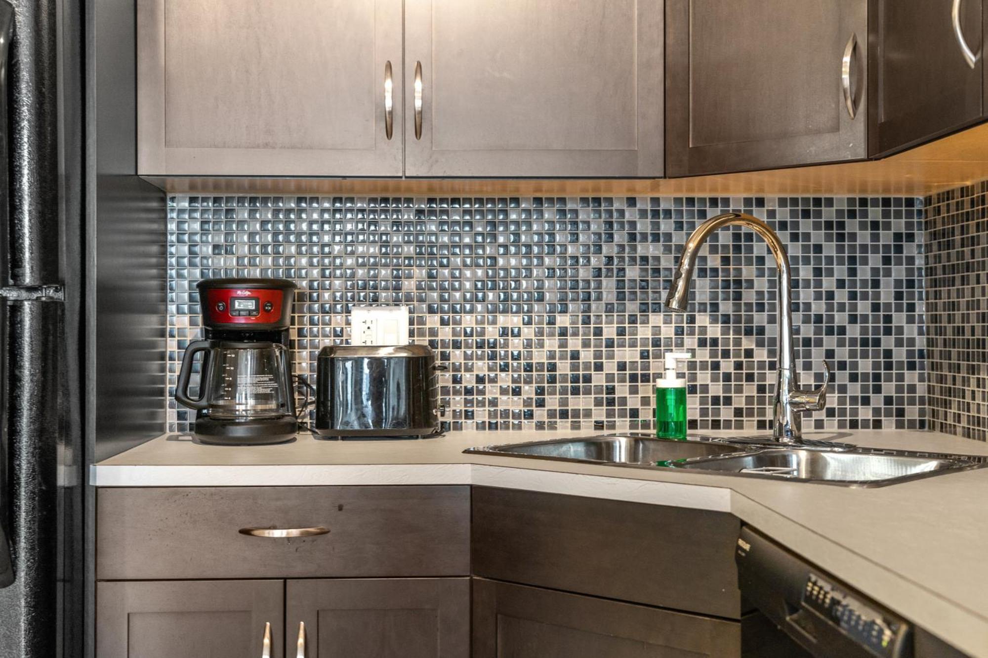 City Centre Retreat - 1Br Condo With Desk Calgary Exterior photo