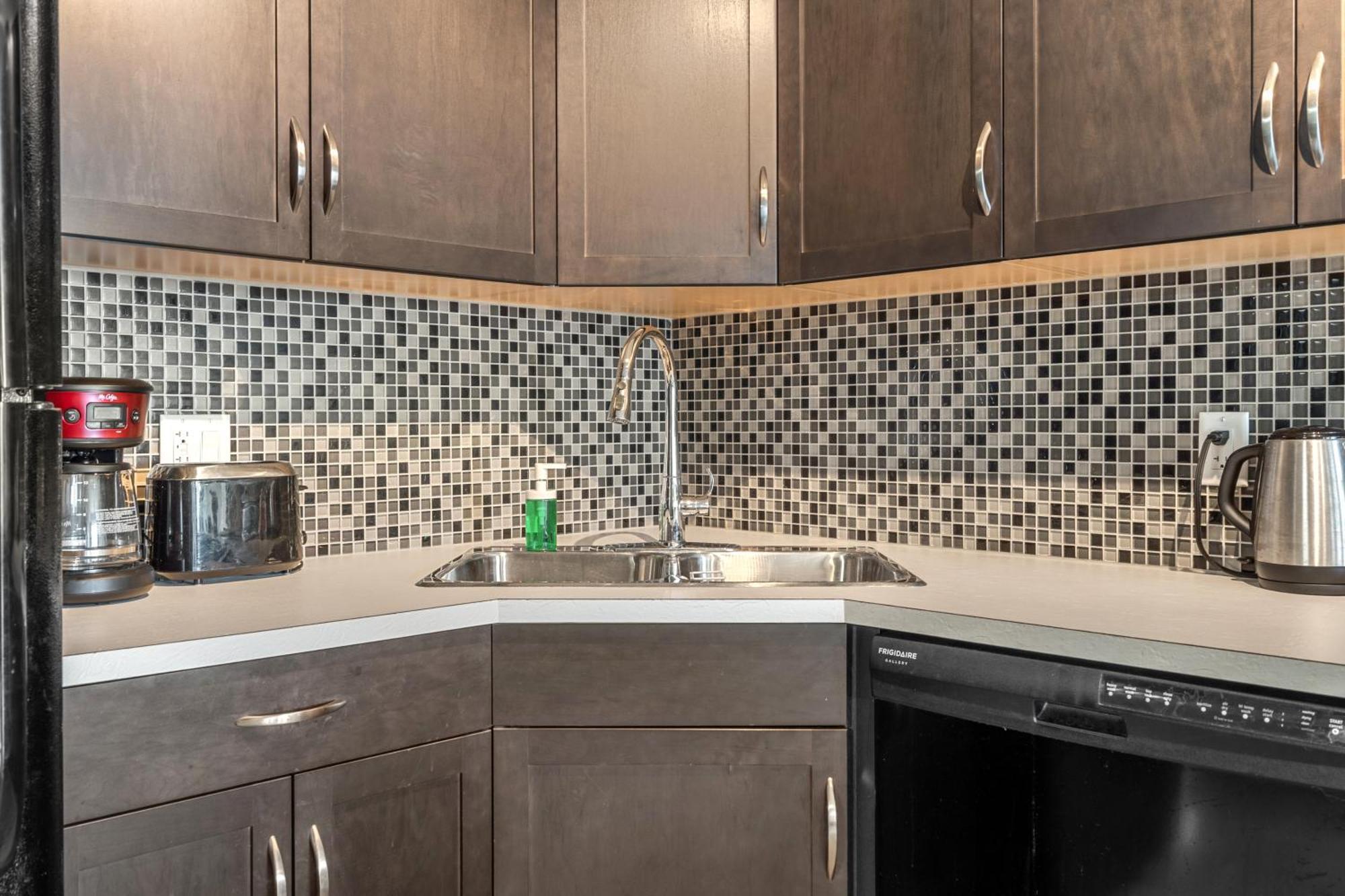 City Centre Retreat - 1Br Condo With Desk Calgary Exterior photo